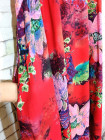 Красное женское прогулочное платье с цветами