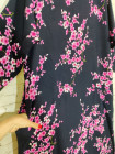 Прогулочное платье из штапеля с розовыми соцветиями